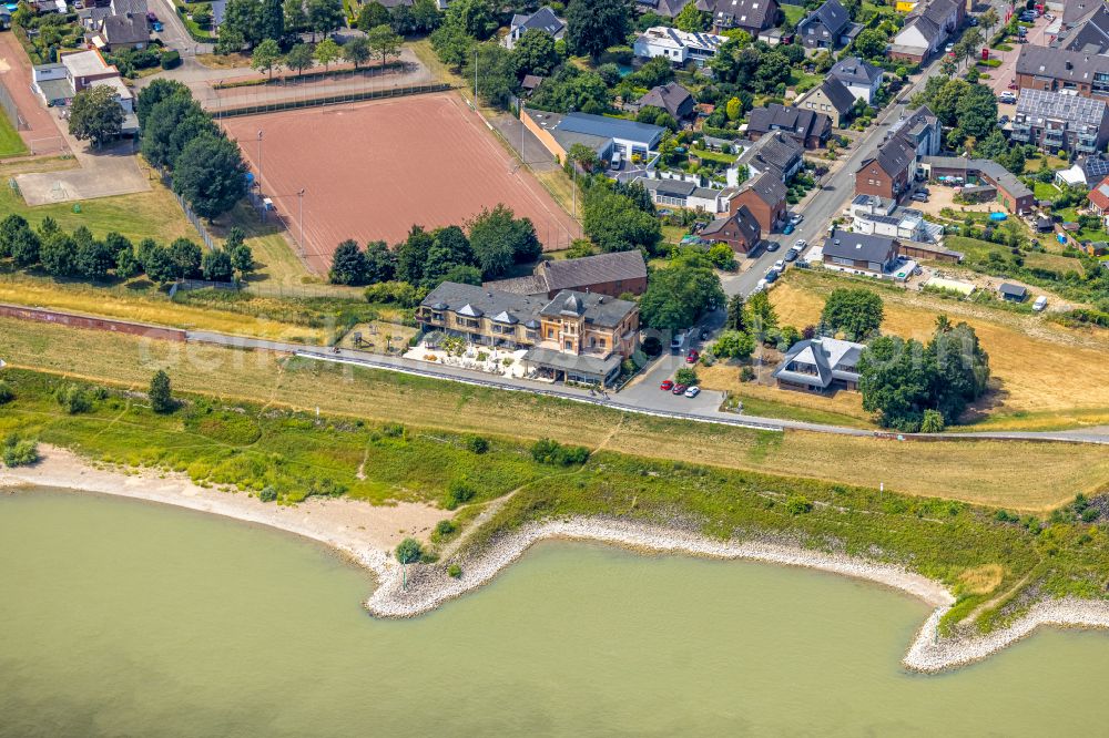 Aerial photograph Wesel - Riparian areas with groynes on the course of the Rhine in Wesel in the Ruhr area in the state of North Rhine-Westphalia, Germany