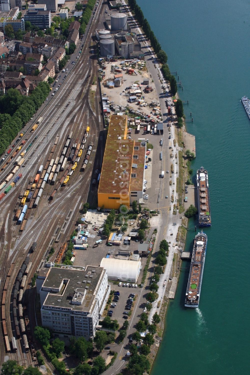 Basel from the bird's eye view: Riparian zones on the course of the river Rhine at the Uferstrasse in Basel, Switzerland