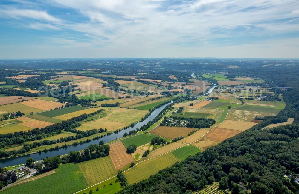 Aerial photograph Mülheim an der Ruhr - Riparian zones on the course of the river on Rhurtalhang in Muelheim on the Ruhr in the state North Rhine-Westphalia