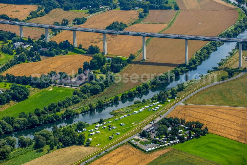 Mülheim an der Ruhr from the bird's eye view: Riparian zones on the course of the river on Rhurtalhang in Muelheim on the Ruhr in the state North Rhine-Westphalia