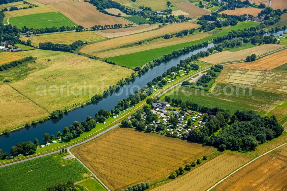 Mülheim an der Ruhr from above - Riparian zones on the course of the river on Rhurtalhang in Muelheim on the Ruhr in the state North Rhine-Westphalia