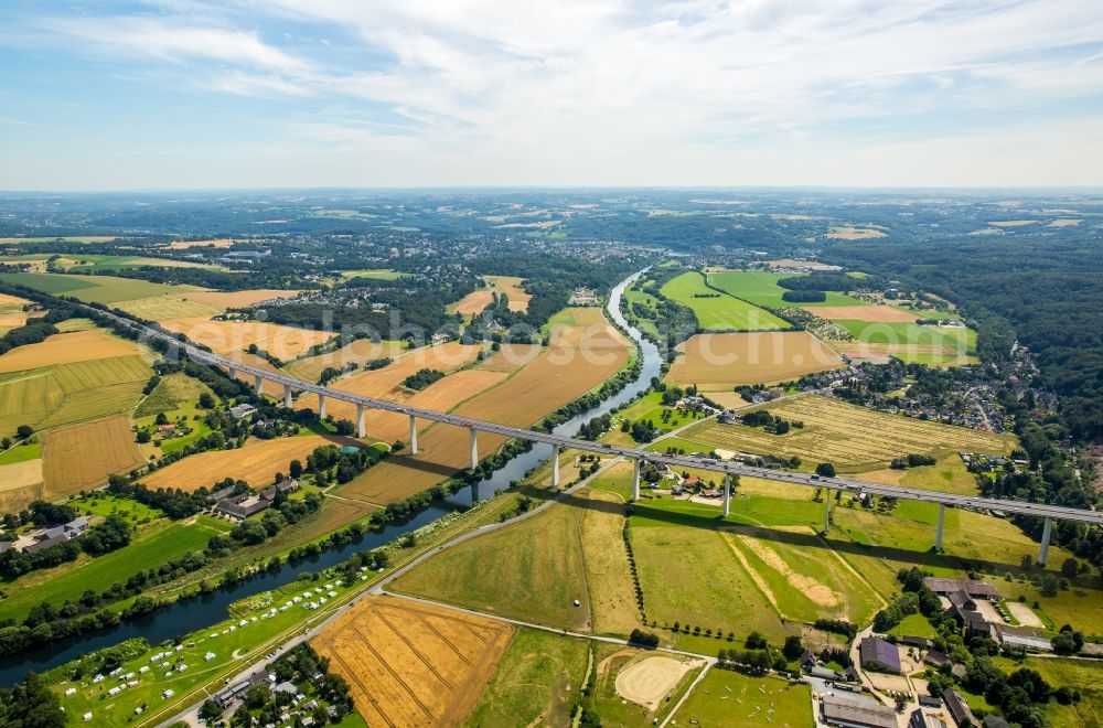 Mülheim an der Ruhr from the bird's eye view: Riparian zones on the course of the river on Rhurtalhang in Muelheim on the Ruhr in the state North Rhine-Westphalia