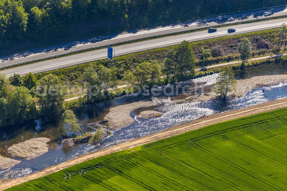 Aerial photograph Arnsberg - Riparian zones on the course of the river the Ruhr on motorway A445 in Arnsberg in the state North Rhine-Westphalia, Germany