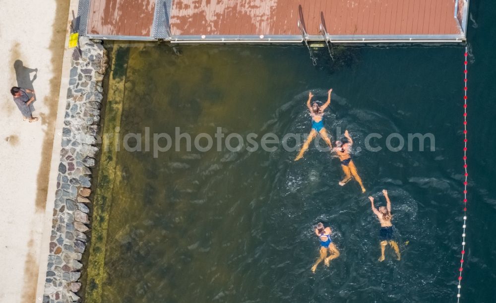 Essen from the bird's eye view: Riparian zones on the course of the ruhr- river near the public bathing beach Seaside Beach Baldeney in Essen in the state North Rhine-Westphalia