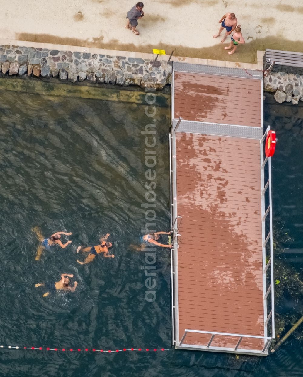 Essen from the bird's eye view: Riparian zones on the course of the ruhr- river near the public bathing beach Seaside Beach Baldeney in Essen in the state North Rhine-Westphalia