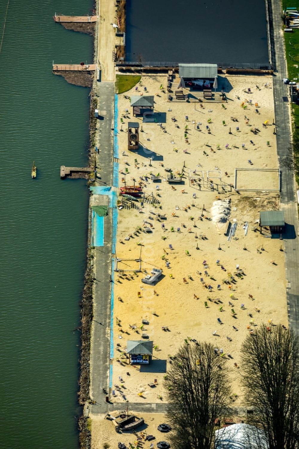 Aerial photograph Essen - Riparian zones on the course of the ruhr- river near the public bathing beach Seaside Beach Baldeney in Essen in the state North Rhine-Westphalia