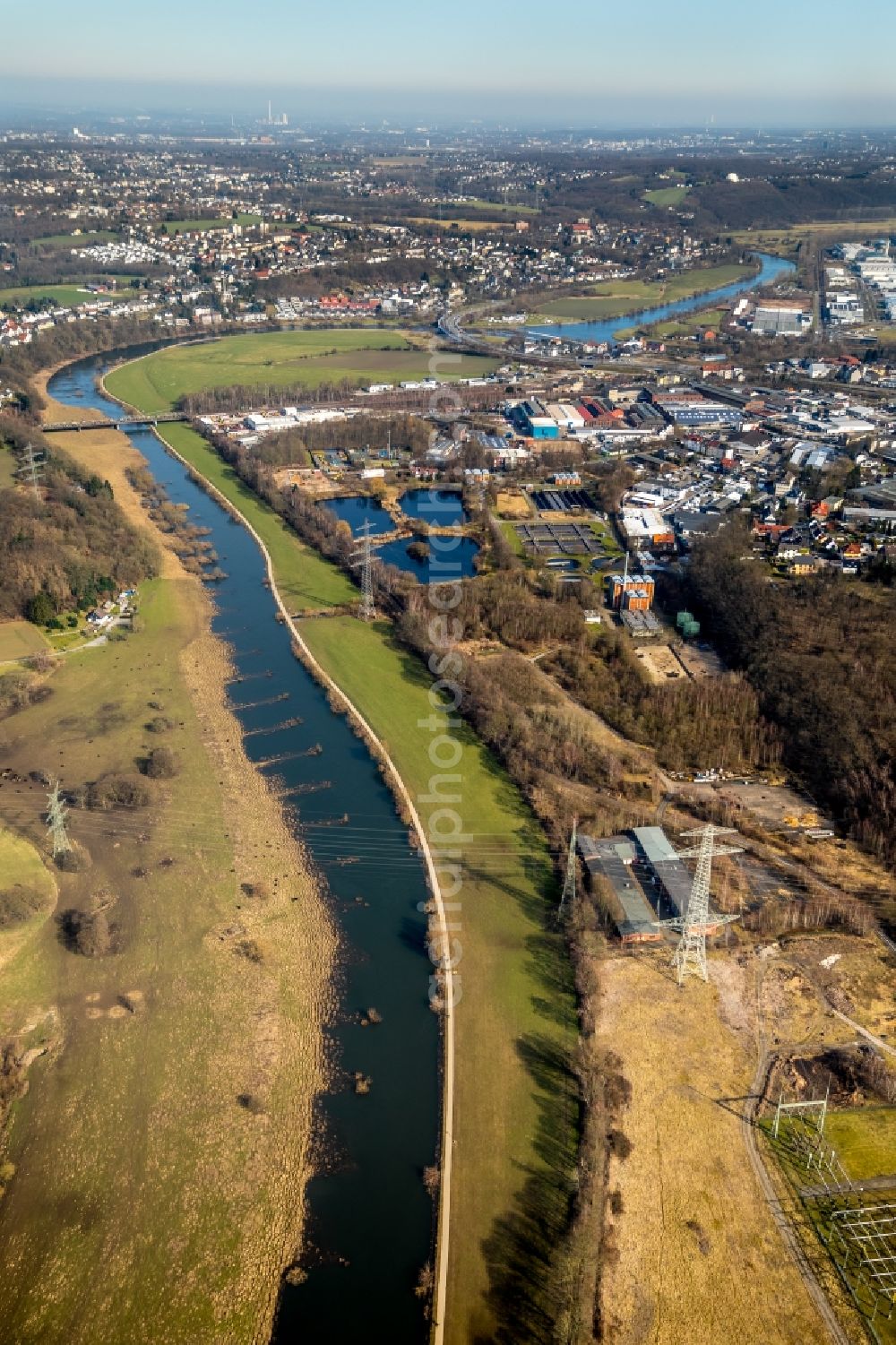 Hattingen from the bird's eye view: Riparian zones on the course of the river the Ruhr in Hattingen in the state North Rhine-Westphalia, Germany