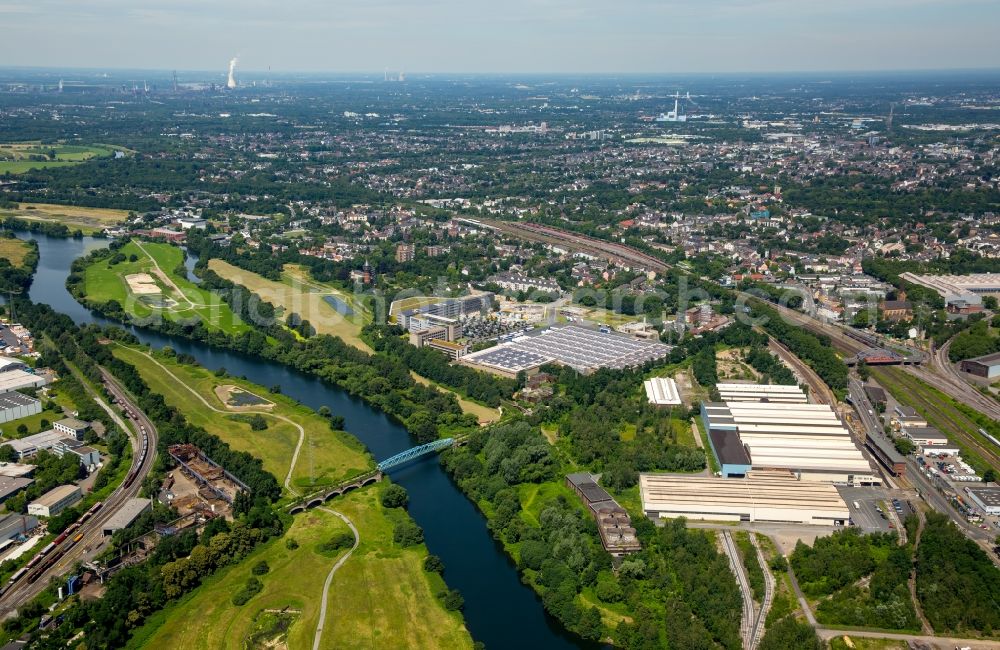 Aerial image Mülheim an der Ruhr - Riparian zones on the course of the river the Ruhr in Muelheim on the Ruhr in the state North Rhine-Westphalia