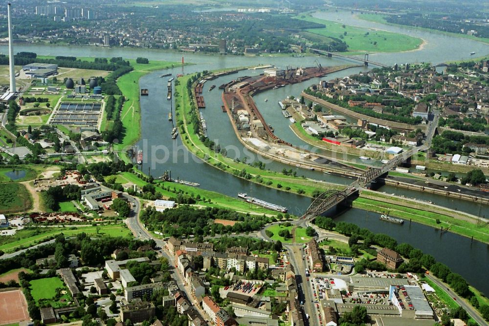 Aerial photograph Duisburg - Riparian zones on the course of the river on Ruhr and Vinckekanal in Duisburg in the state North Rhine-Westphalia