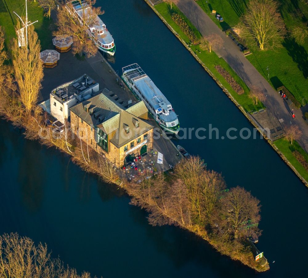 Mülheim an der Ruhr from above - Riparian zones on the course of the river of Ruhrinsel on Haus Ruhrnatur in Muelheim on the Ruhr in the state North Rhine-Westphalia