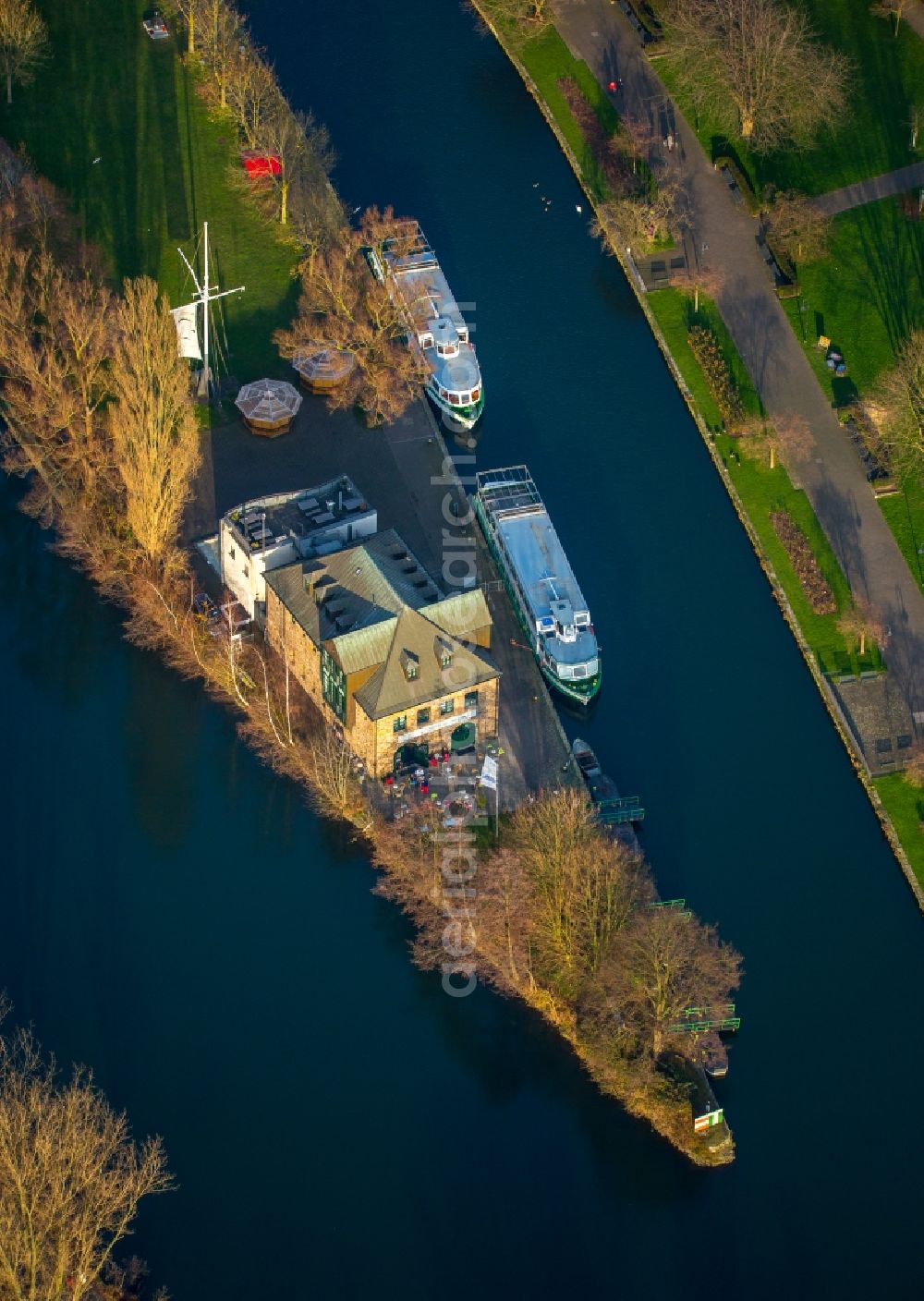 Mülheim an der Ruhr from the bird's eye view: Riparian zones on the course of the river of Ruhrinsel on Haus Ruhrnatur in Muelheim on the Ruhr in the state North Rhine-Westphalia