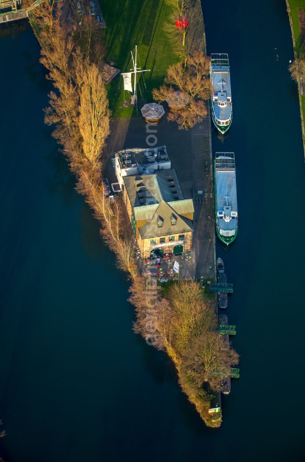 Aerial image Mülheim an der Ruhr - Riparian zones on the course of the river of Ruhrinsel on Haus Ruhrnatur in Muelheim on the Ruhr in the state North Rhine-Westphalia