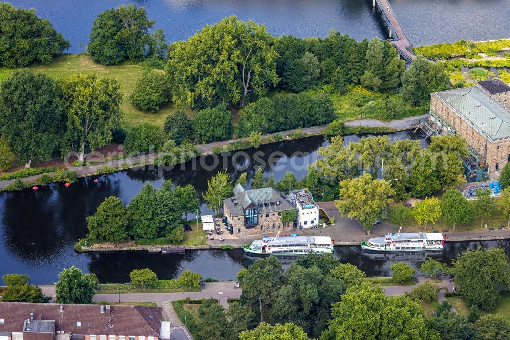 Mülheim an der Ruhr from above - Riparian zones on the course of the river of Ruhrinsel on Haus Ruhrnatur in Muelheim on the Ruhr in the state North Rhine-Westphalia