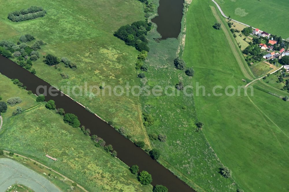 Aerial photograph Nienburg (Saale) - Riparian zones on the course of the river Saale and silting of a branch at the district Wedlitz in Nienburg (Saale) in the state Saxony-Anhalt