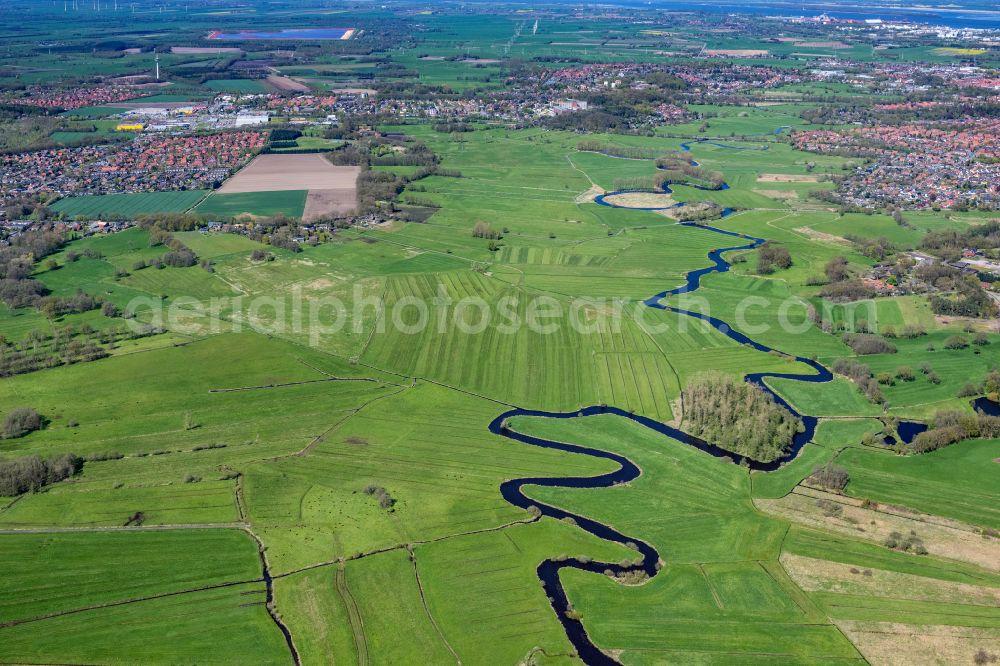 Aerial image Stade - Curved loop of the riparian zones on the course of the river in Stade in the state Lower Saxony, Germany