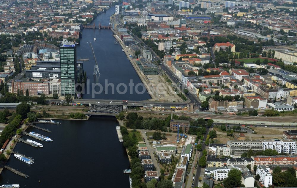 Aerial photograph Berlin - Riparian zones on the course of the river the Spree on the Treptow Park with Elsenbruecke and development area Mediaspree in Friedrichshain in Berlin in Germany