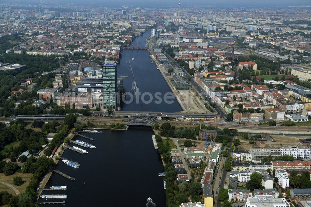 Aerial image Berlin - Riparian zones on the course of the river the Spree on the Treptow Park with Elsenbruecke and development area Mediaspree in Friedrichshain in Berlin in Germany