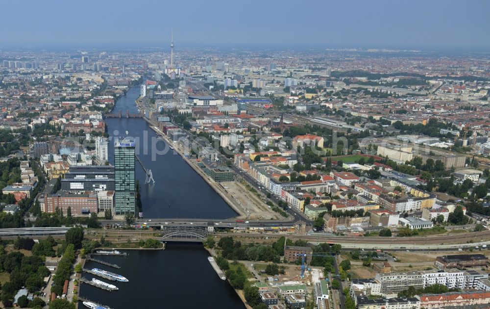 Aerial image Berlin - Riparian zones on the course of the river the Spree on the Treptow Park with Elsenbruecke and development area Mediaspree in Friedrichshain in Berlin in Germany