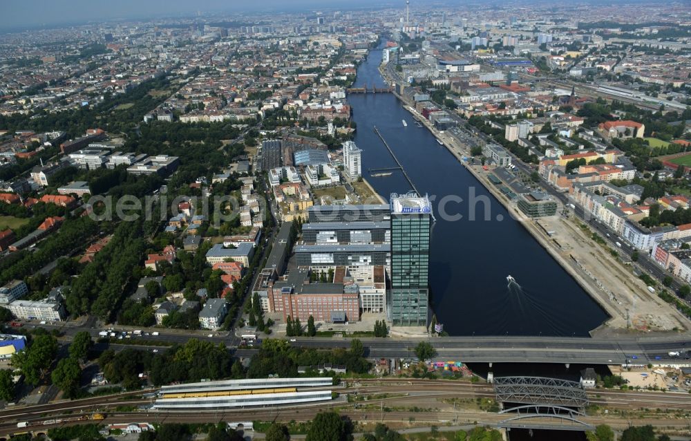 Aerial photograph Berlin - Riparian zones on the course of the river the Spree on the Treptow Park with Elsenbruecke and development area Mediaspree in Friedrichshain in Berlin in Germany