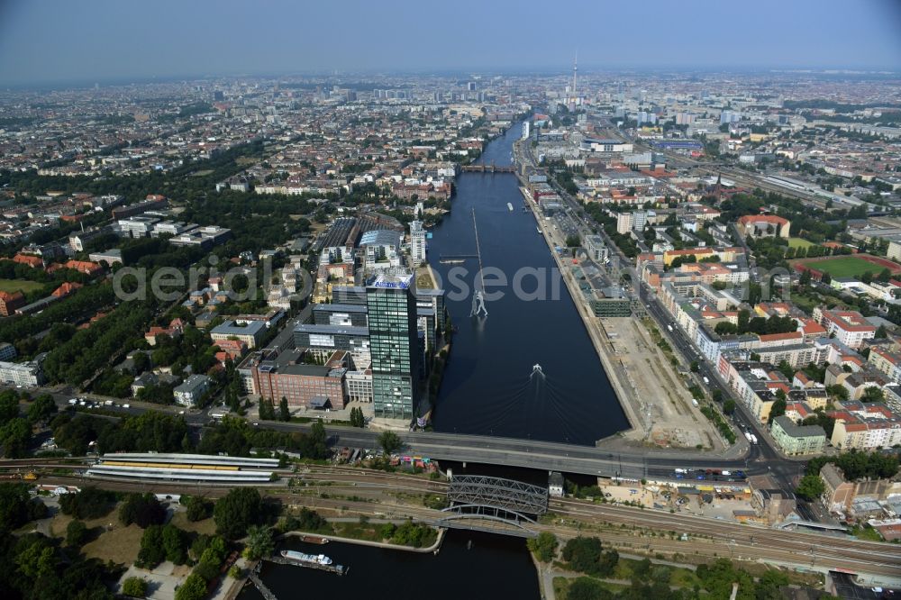 Aerial image Berlin - Riparian zones on the course of the river the Spree on the Treptow Park with Elsenbruecke and development area Mediaspree in Friedrichshain in Berlin in Germany