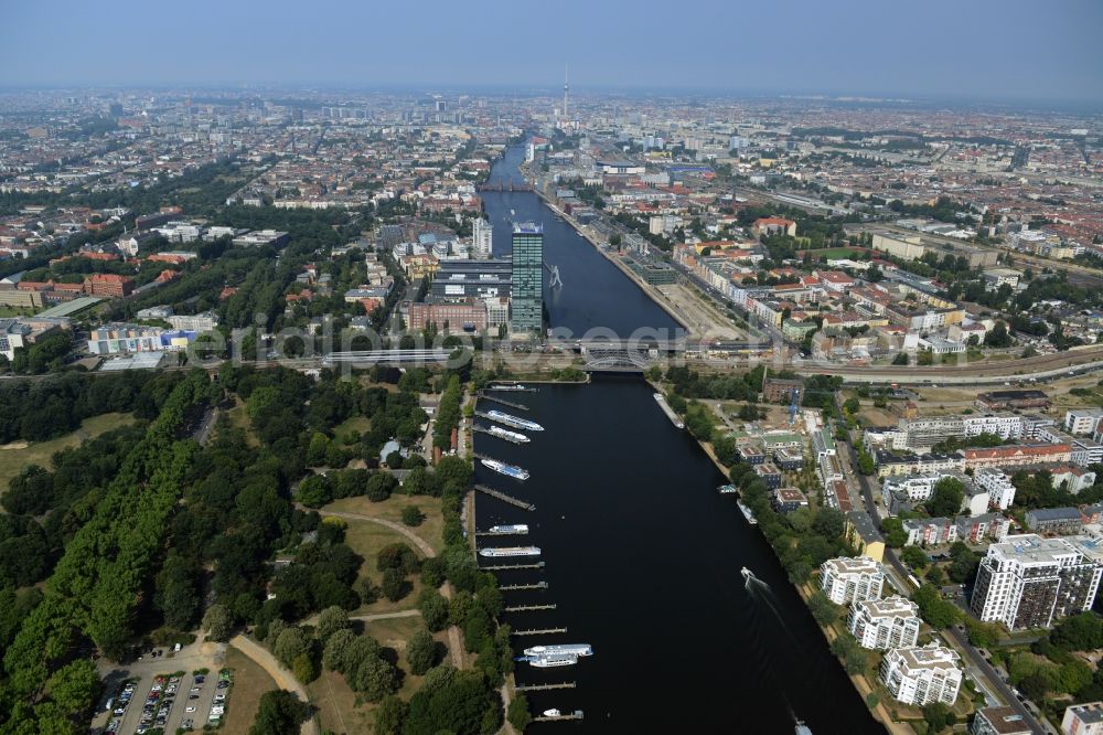 Aerial photograph Berlin - Riparian zones on the course of the river the Spree on the Treptow Park with Elsenbruecke and and peninsula Stralau in Friedrichshain in Berlin in Germany