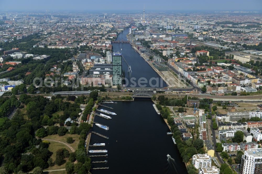 Berlin from above - Riparian zones on the course of the river the Spree on the Treptow Park with Elsenbruecke and and peninsula Stralau in Friedrichshain in Berlin in Germany