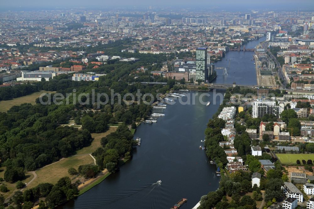 Aerial photograph Berlin - Riparian zones on the course of the river the Spree on the Treptow Park with Elsenbruecke and and peninsula Stralau in Friedrichshain in Berlin in Germany