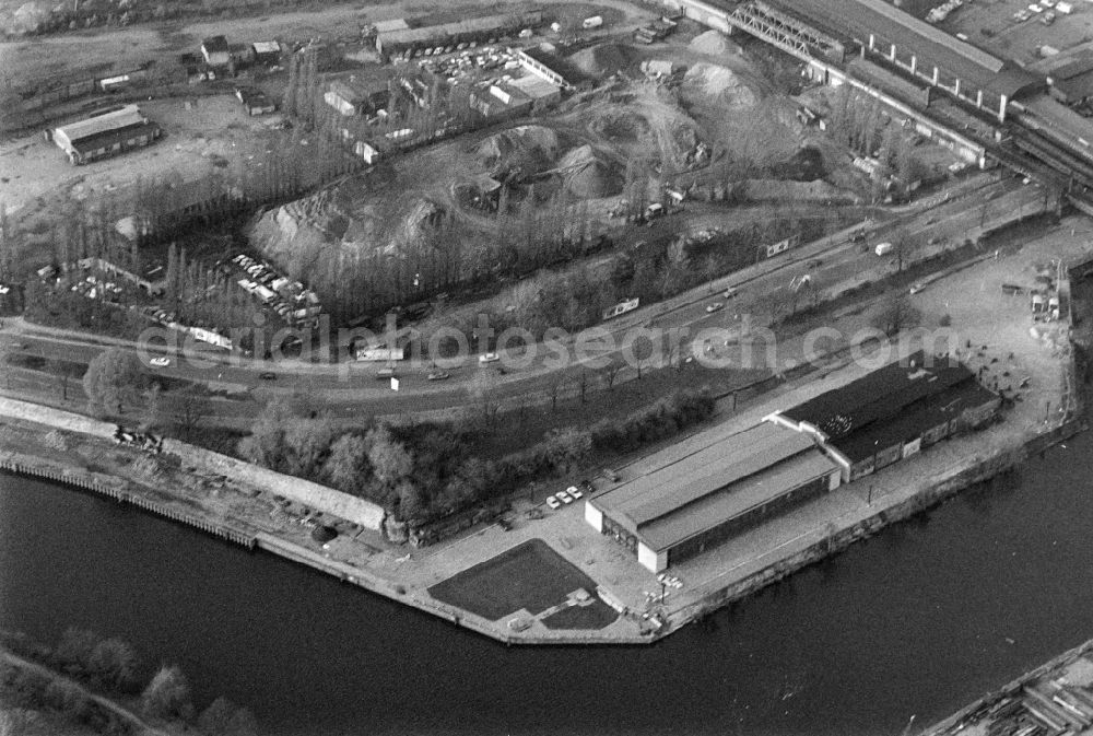 Aerial photograph Berlin - Riparian zones on the course of the river of Spree on Friedrich-List-Ufer in the district Moabit in Berlin, Germany