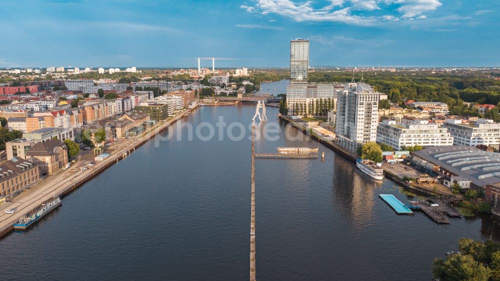 Berlin from the bird's eye view: Riparian zones on the course of the river of Spree on Osthafen in the district Friedrichshain in Berlin, Germany