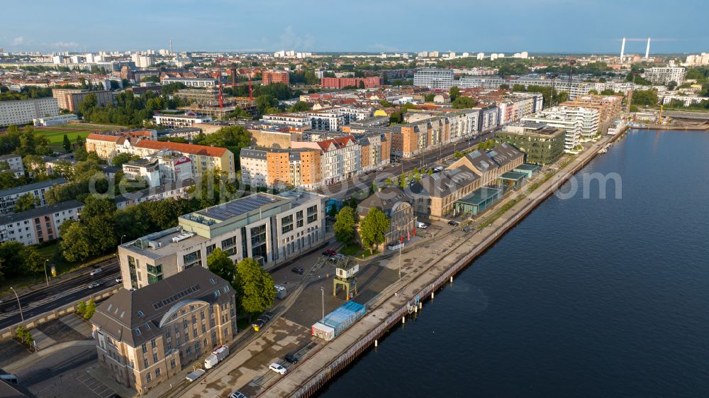 Aerial image Berlin - Riparian zones on the course of the river of Spree on Osthafen in the district Friedrichshain in Berlin, Germany