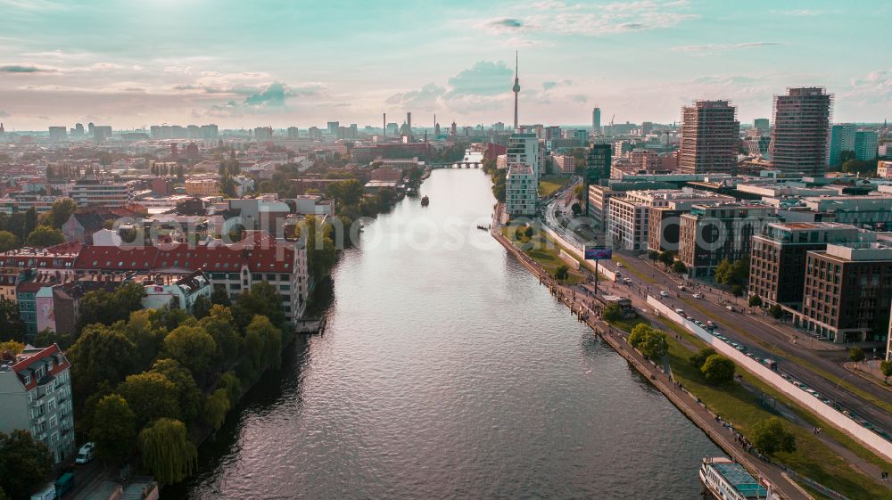 Aerial photograph Berlin - Riparian zones on the course of the river of Spree on Osthafen in the district Friedrichshain in Berlin, Germany