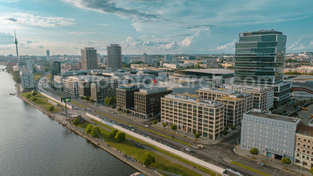 Berlin from above - Riparian zones on the course of the river of Spree on Osthafen in the district Friedrichshain in Berlin, Germany