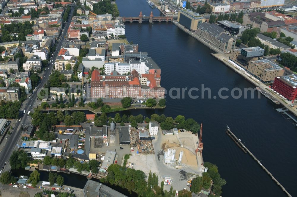 Aerial photograph Berlin - Shore areas on the Spree flux flow with lock shores and the development area Mediaspree on the former east port in Friedrichshain in Berlin