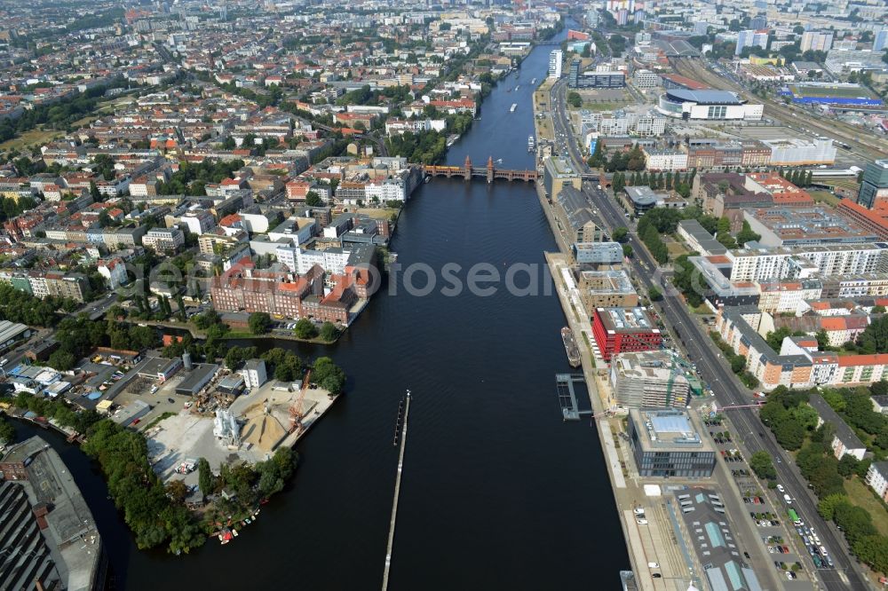 Aerial image Berlin - Shore areas on the Spree flux flow with lock shores and the development area Mediaspree on the former east port in Friedrichshain in Berlin