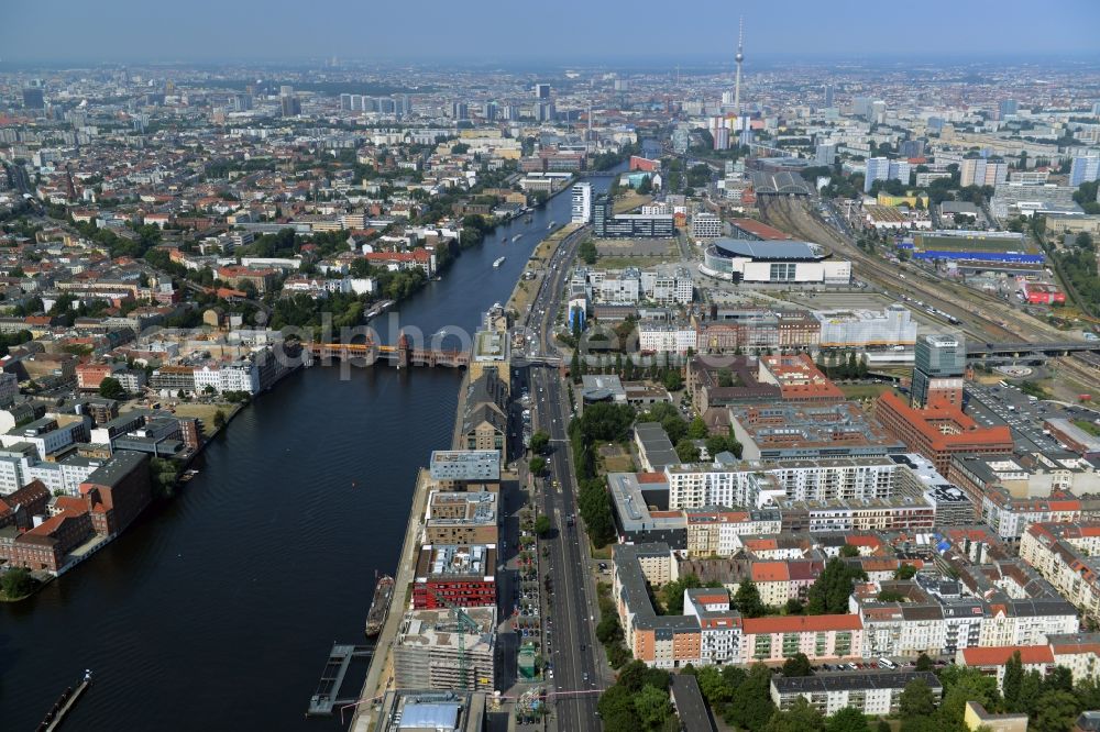 Aerial photograph Berlin - Shore areas on the Spree flux flow with lock shores and the development area Mediaspree on the former east port in Friedrichshain in Berlin