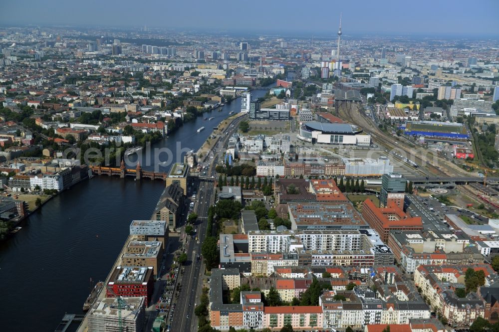 Berlin from above - Shore areas on the Spree flux flow with lock shores and the development area Mediaspree on the former east port in Friedrichshain in Berlin