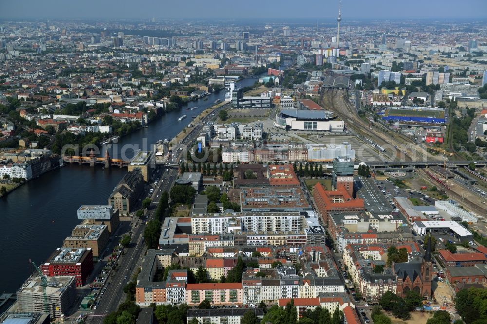 Berlin from the bird's eye view: Shore areas on the Spree flux flow with lock shores and the development area Mediaspree on the former east port in Friedrichshain in Berlin