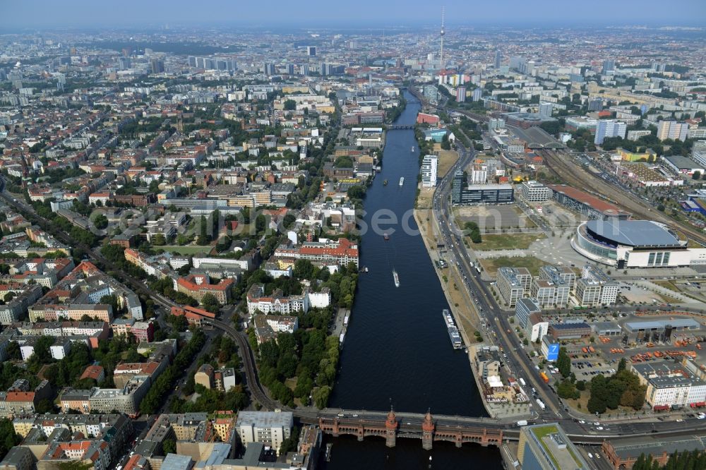 Aerial image Berlin - Shore areas on the Spree flux flow between Oberbaumbruecke and the development area Mediaspree on the former east port in Friedrichshain in Berlin