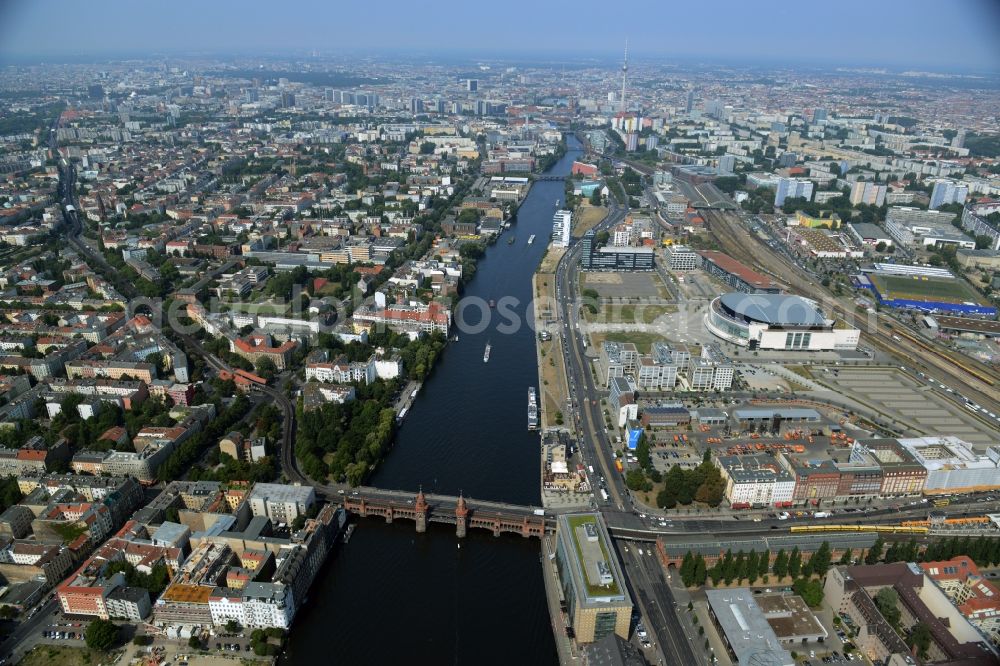 Aerial photograph Berlin - Shore areas on the Spree flux flow between Oberbaumbruecke and the development area Mediaspree on the former east port in Friedrichshain in Berlin