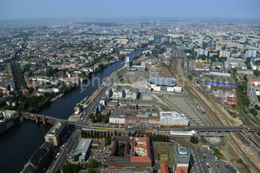 Berlin from the bird's eye view: Shore areas on the Spree flux flow between Oberbaumbruecke and the development area Mediaspree on the former east port in Friedrichshain in Berlin