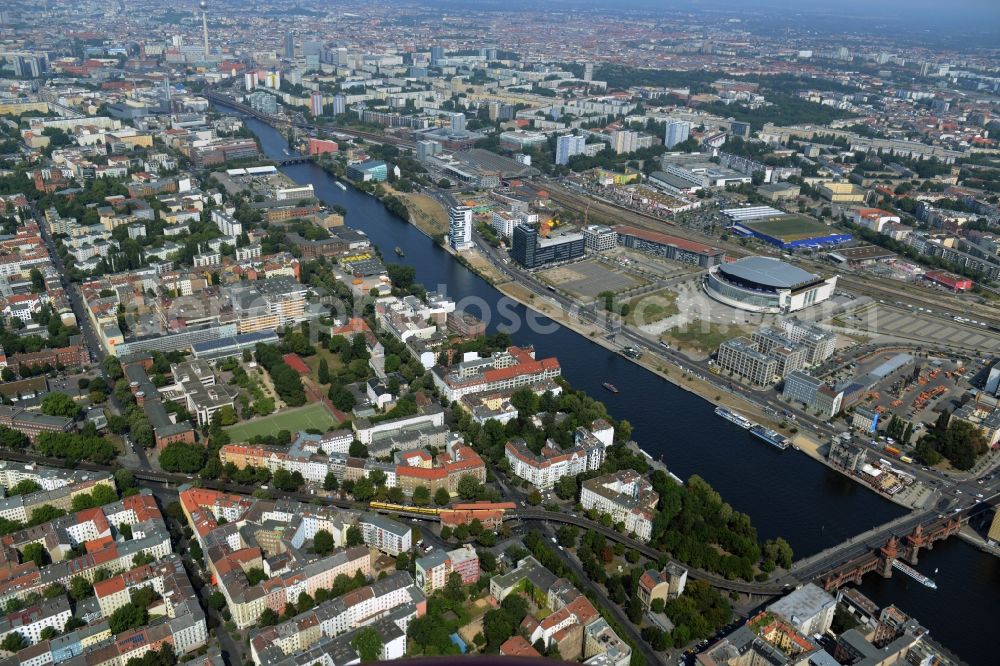 Aerial image Berlin - Shore areas on the Spree flux flow between Oberbaumbruecke and the development area Mediaspree on the former east port in Friedrichshain in Berlin