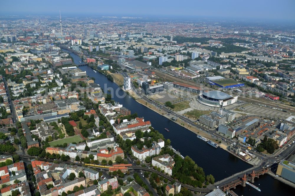 Aerial photograph Berlin - Shore areas on the Spree flux flow between Oberbaumbruecke and the development area Mediaspree on the former east port in Friedrichshain in Berlin