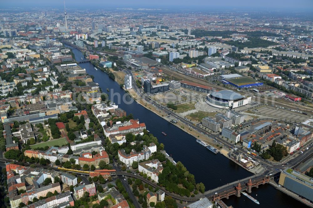 Berlin from the bird's eye view: Shore areas on the Spree flux flow between Oberbaumbruecke and the development area Mediaspree on the former east port in Friedrichshain in Berlin