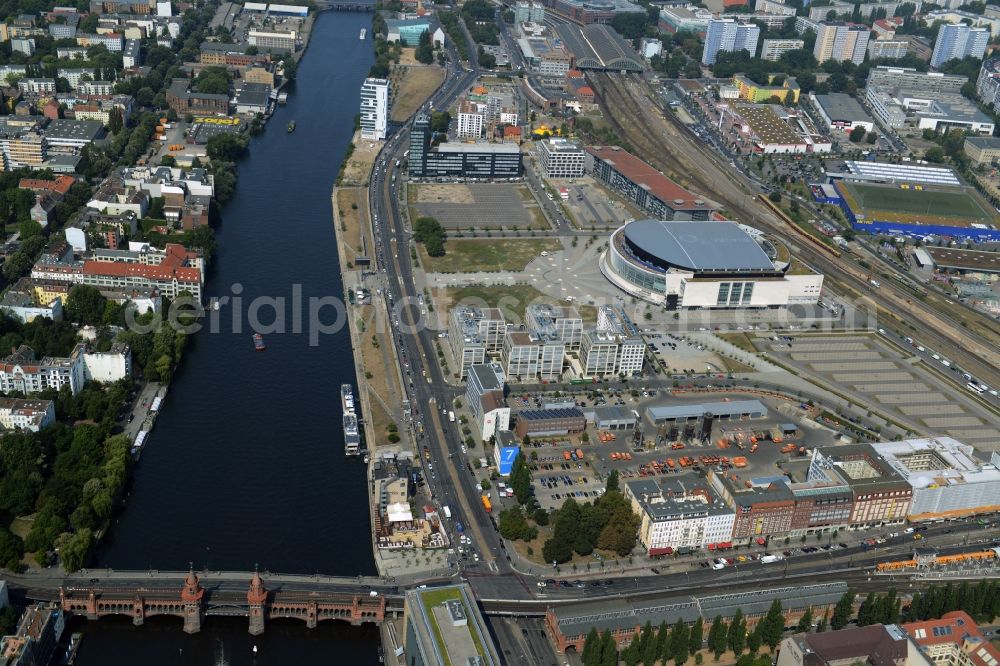 Berlin from the bird's eye view: Shore areas on the Spree flux flow between Oberbaumbruecke and the development area Mediaspree on the former east port in Friedrichshain in Berlin