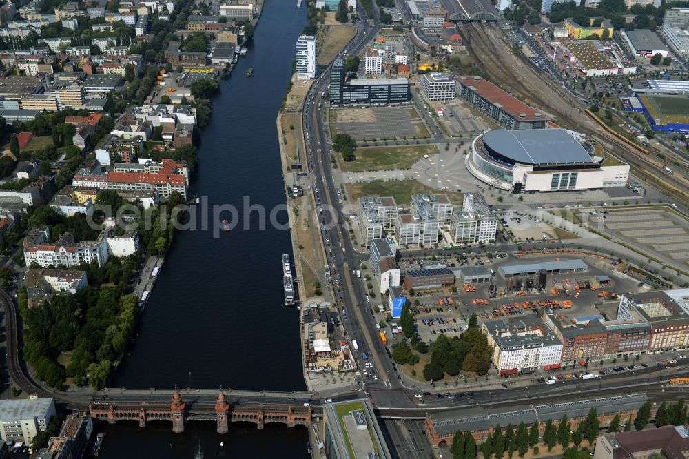 Aerial image Berlin - Shore areas on the Spree flux flow between Oberbaumbruecke and the development area Mediaspree on the former east port in Friedrichshain in Berlin