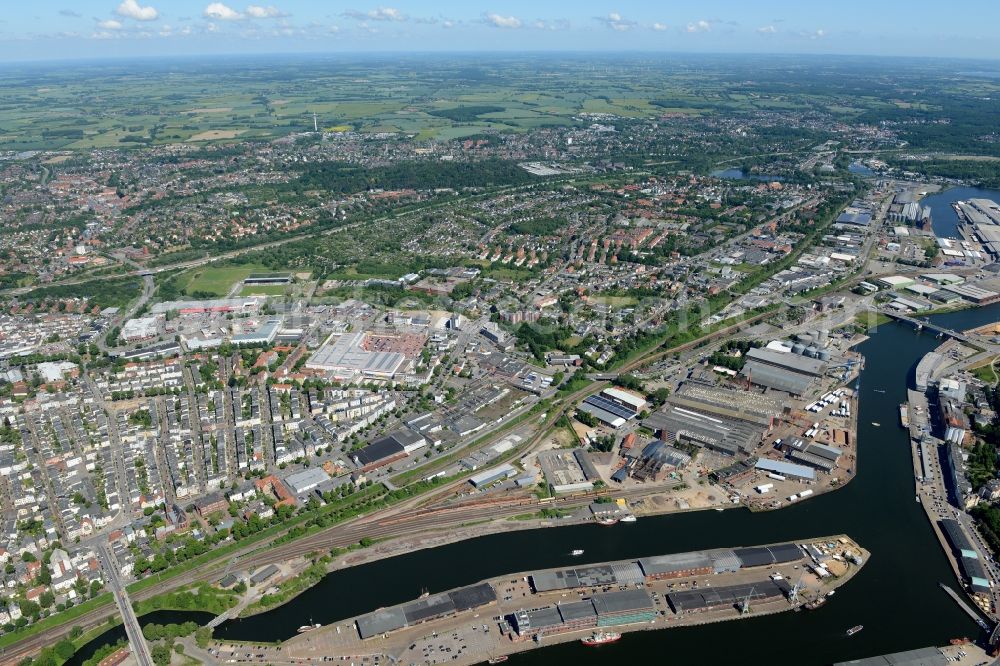 Aerial photograph Lübeck - Riparian zones on the course of the river Stadtgraben - Trave - Untertrave in Luebeck in the state Schleswig-Holstein