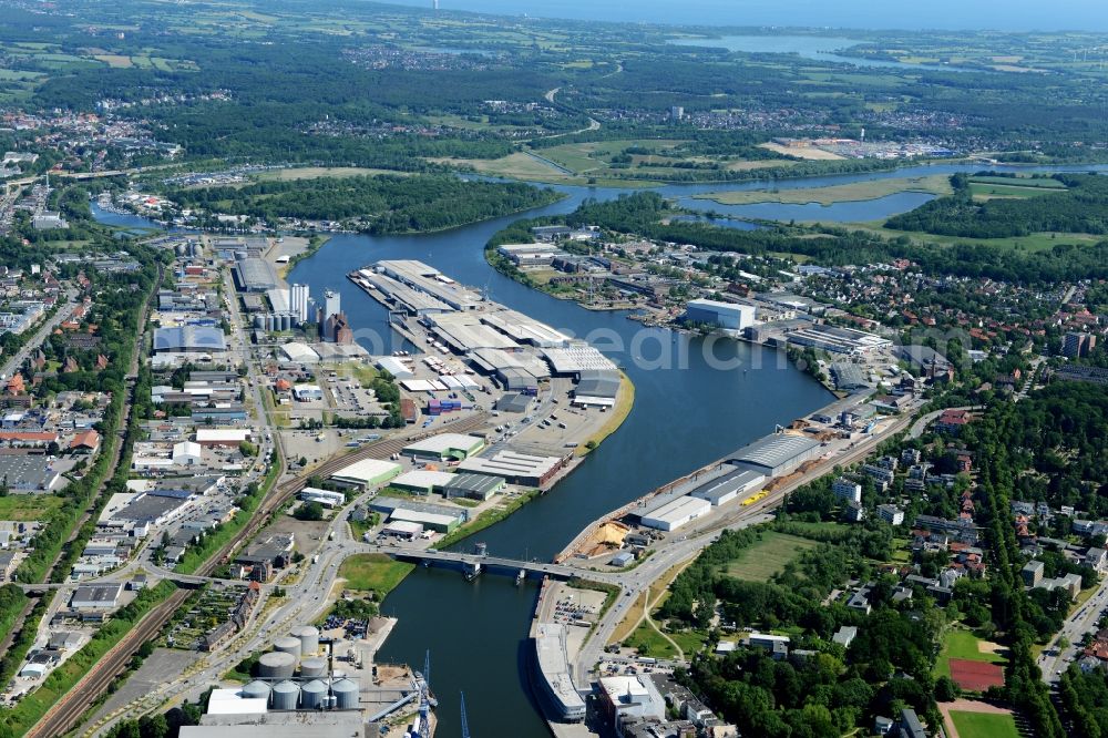 Lübeck from the bird's eye view: Riparian zones on the course of the river Stadtgraben - Trave - Untertrave in Luebeck in the state Schleswig-Holstein