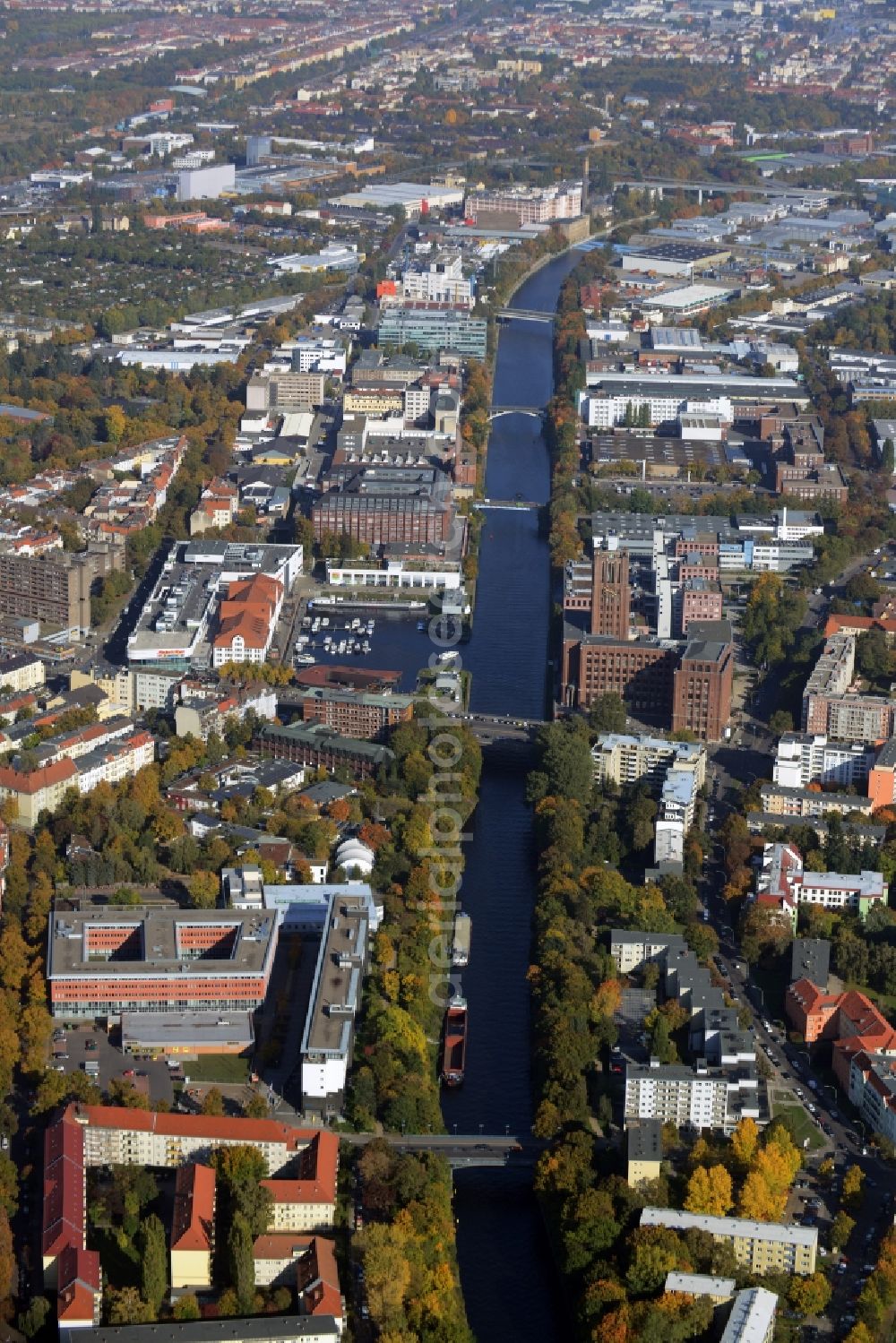 Aerial photograph Berlin - Riparian zones on the course of the river des Teltow- Kanales in Berlin in Germany