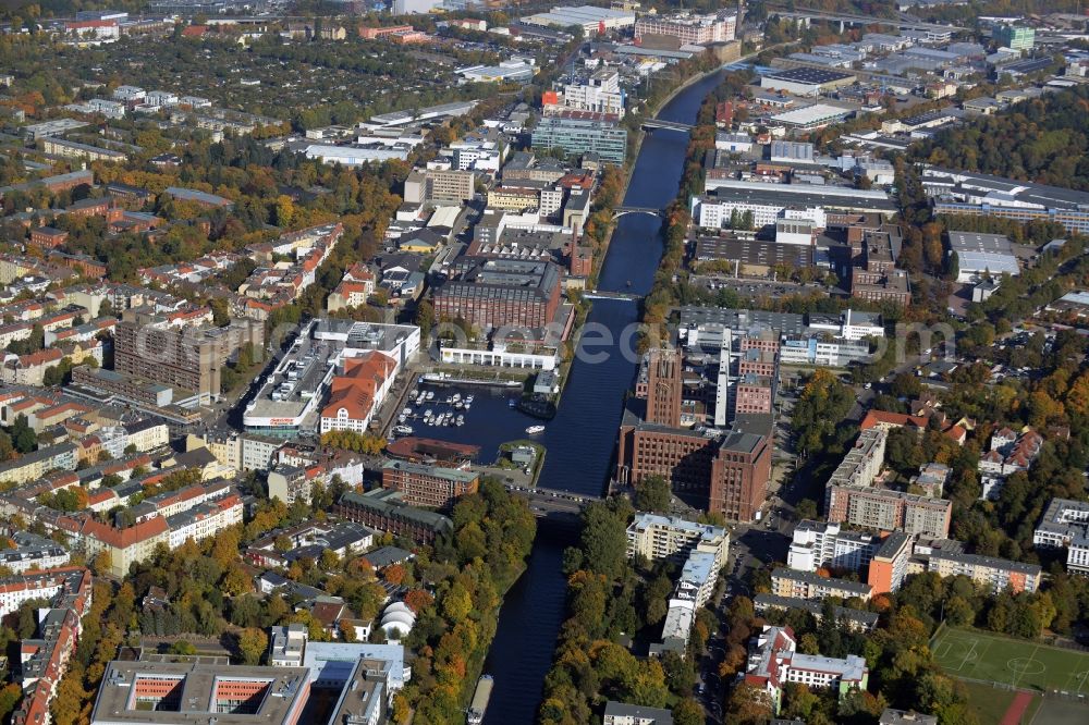 Berlin from above - Riparian zones on the course of the river des Teltow- Kanales in Berlin in Germany