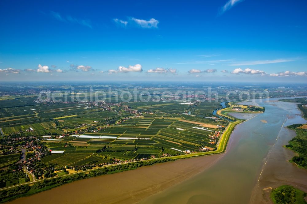 Aerial photograph Hamburg - Riparian zones on the course of the river im Verlauf des Naturschutzgebietes Nesssand in Hamburg in Germany